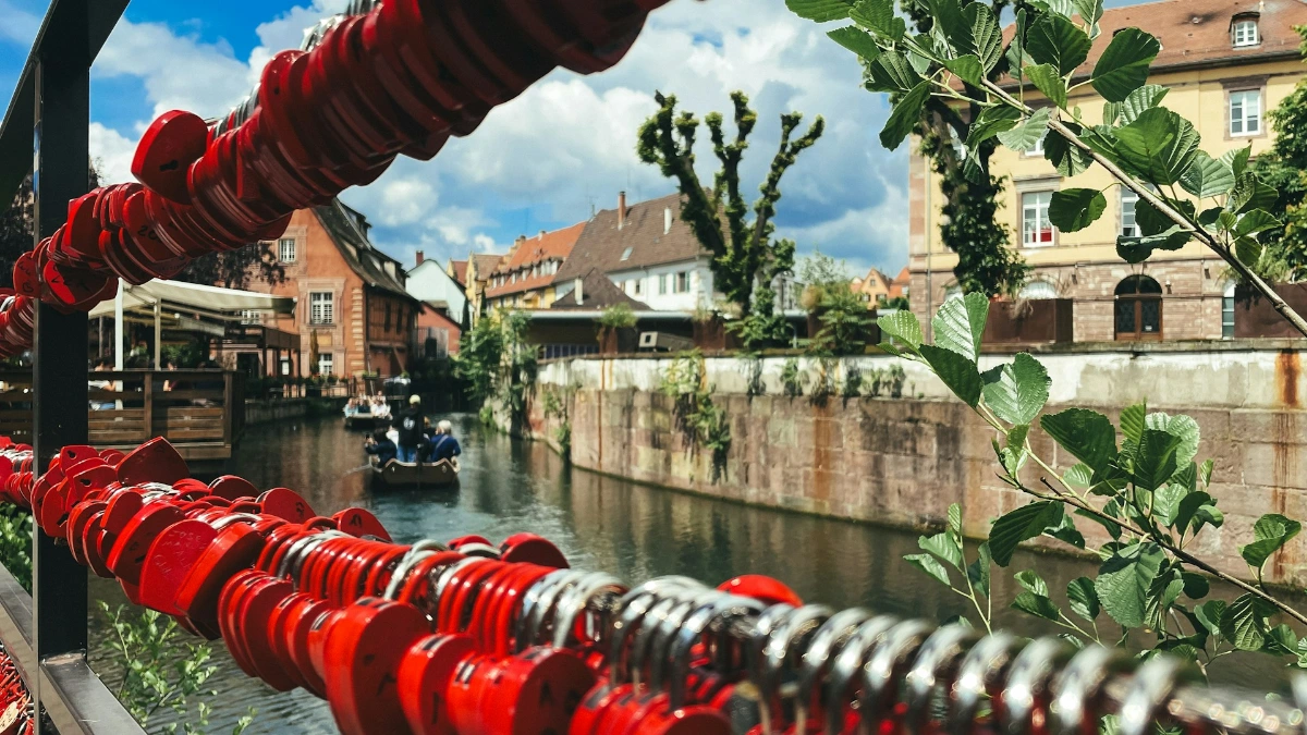 Discover the Finestrella di Via Piella (Little Venice) in Bologna