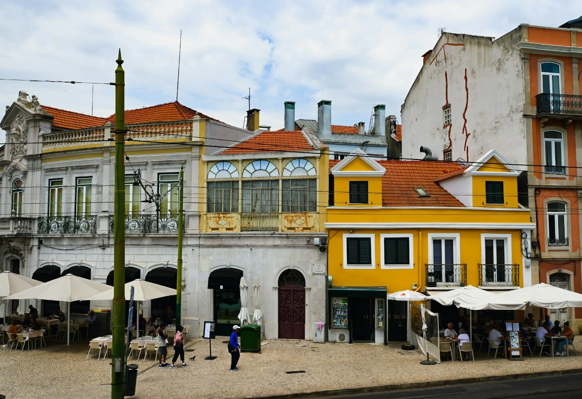 Discover miradouros, street art & cozy cafés in Graça in Lisbon