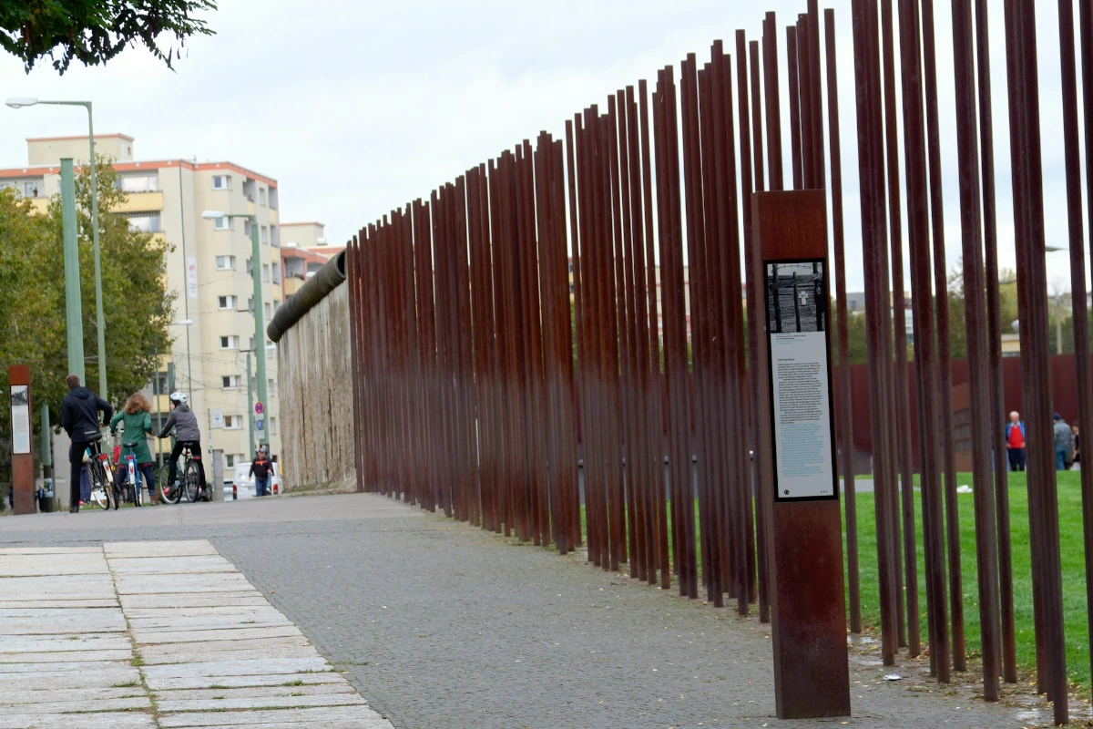 Explore the East Side Gallery and the Berlin Wall Memorial in Berlin