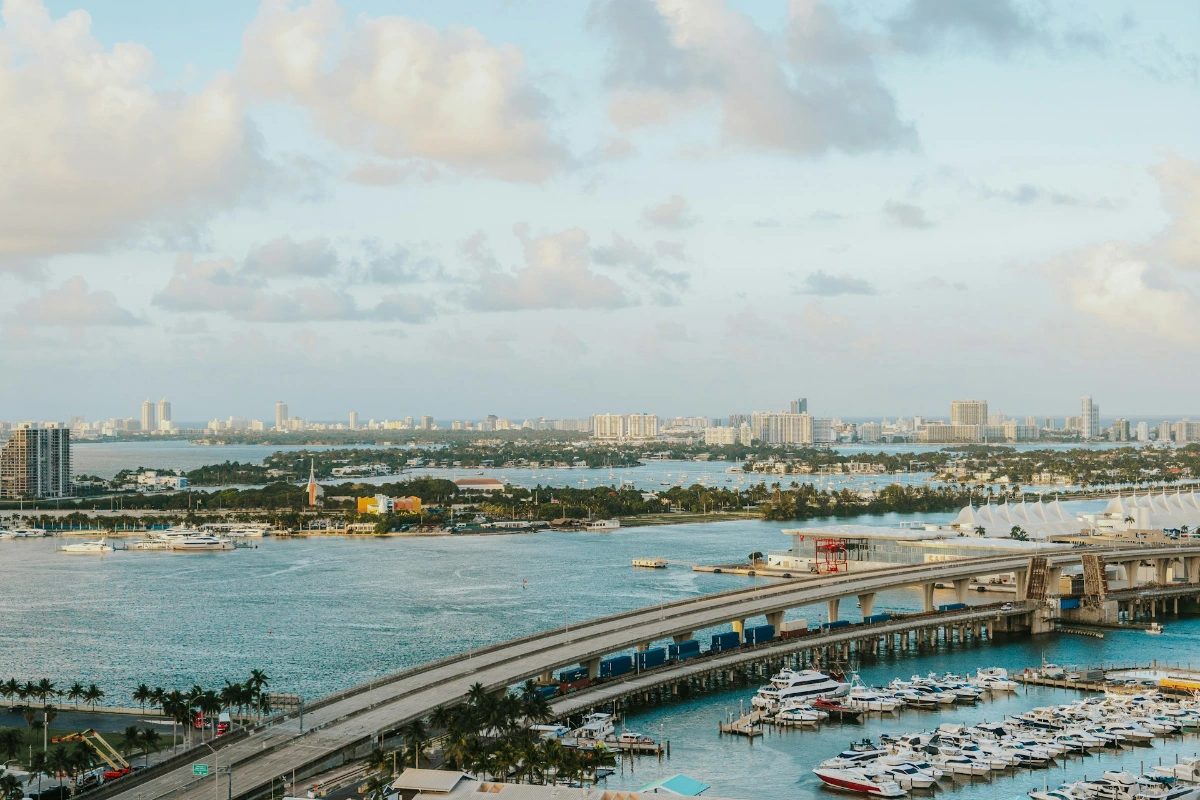 Cruise Biscayne Bay: boat tours and yacht charters in Miami
