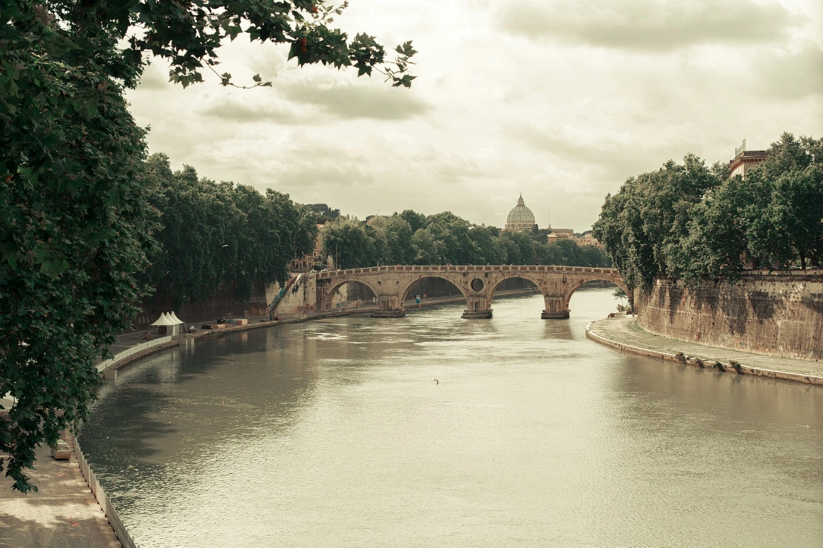Enjoy the neighbourhood of Trastevere & the Tiber riverside in Rome