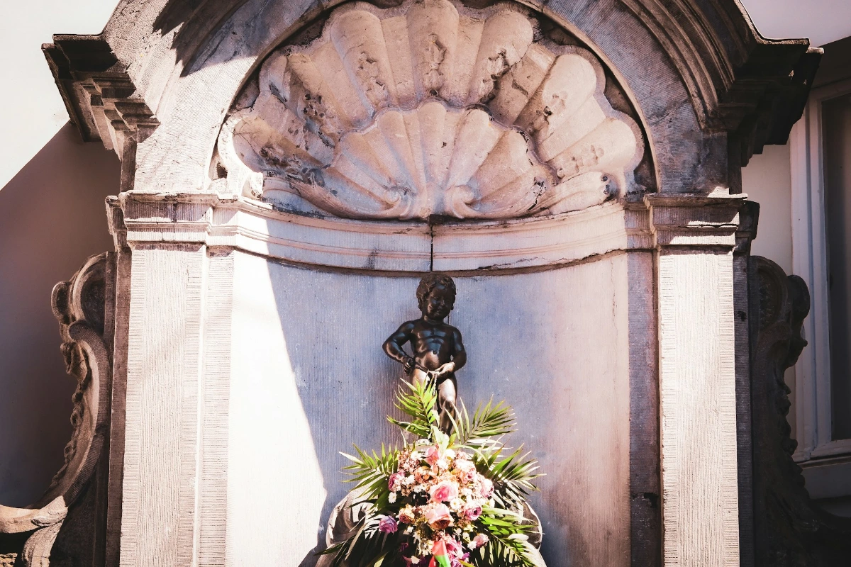 See the Manneken Pis, Jeanneke Pis, and Zinneke Pis in Brussels