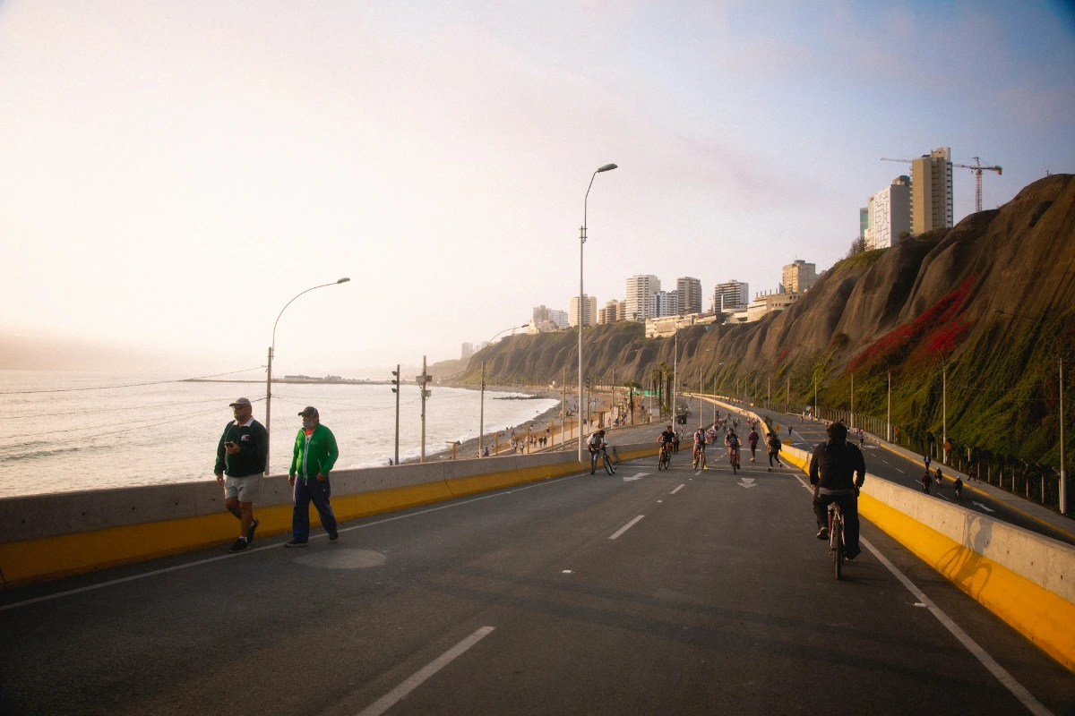 Walk the Miraflores Malecón and Paraglide in Lima