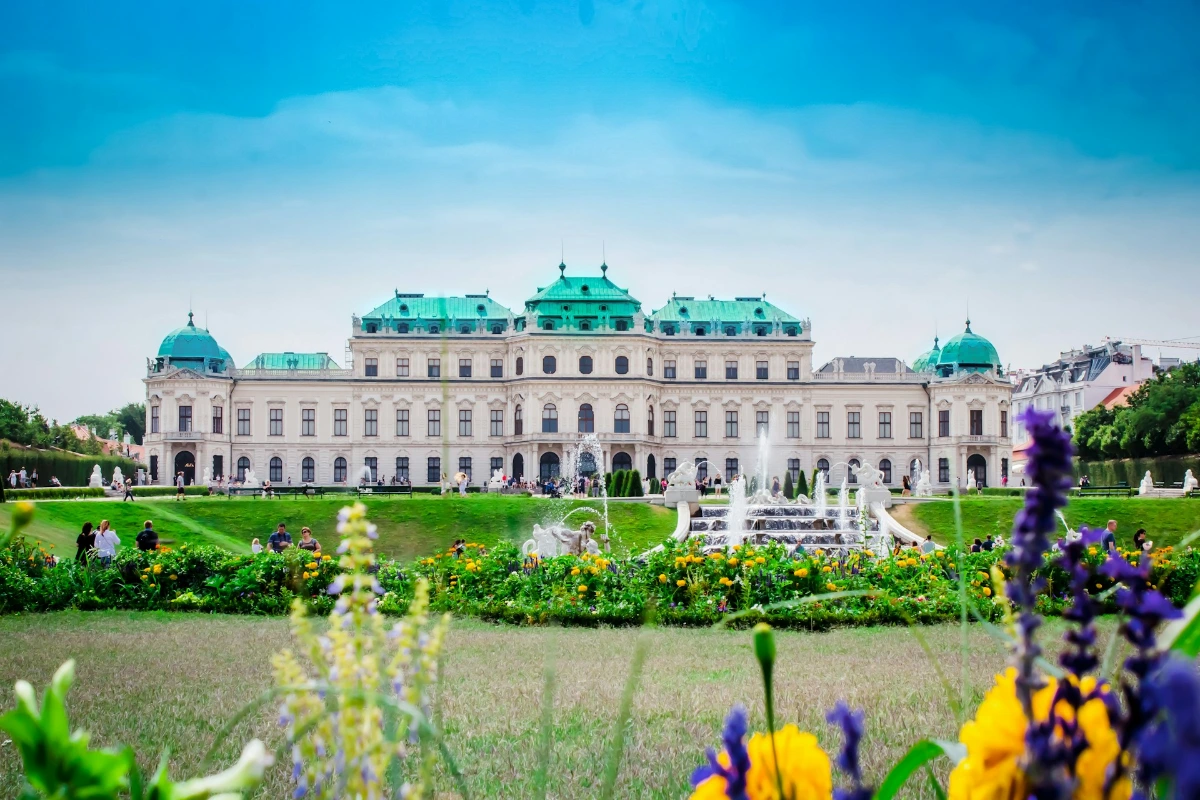 Belvedere Palace and Klimt's The Kiss in Vienna