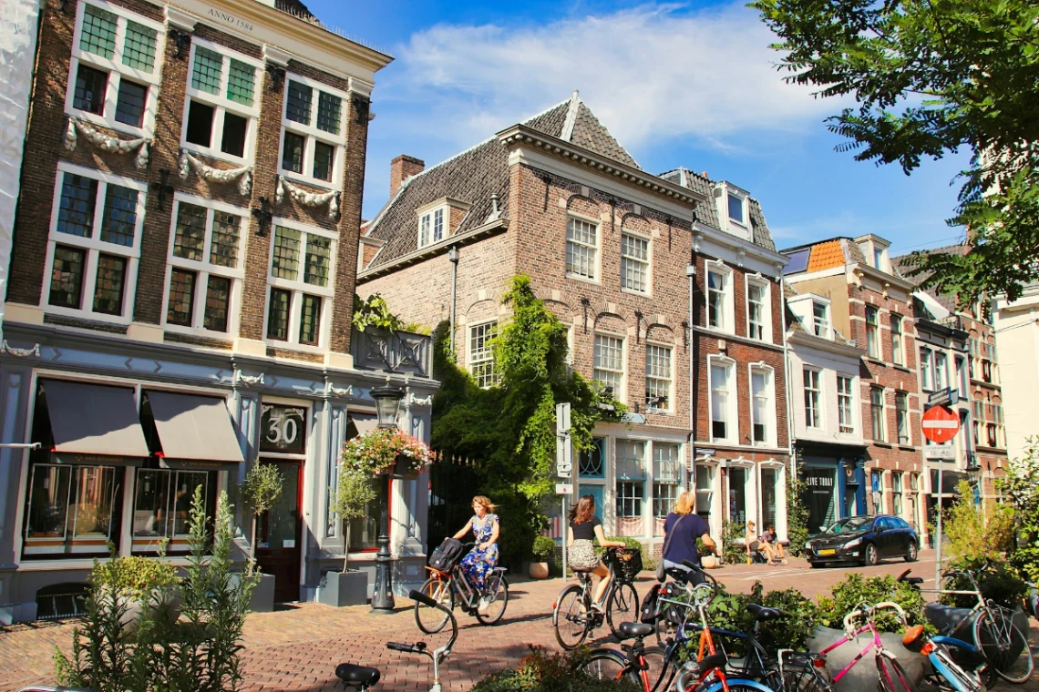 Boutique Shopping in De Negen Straatjes (The Nine Streets) in Amsterdam