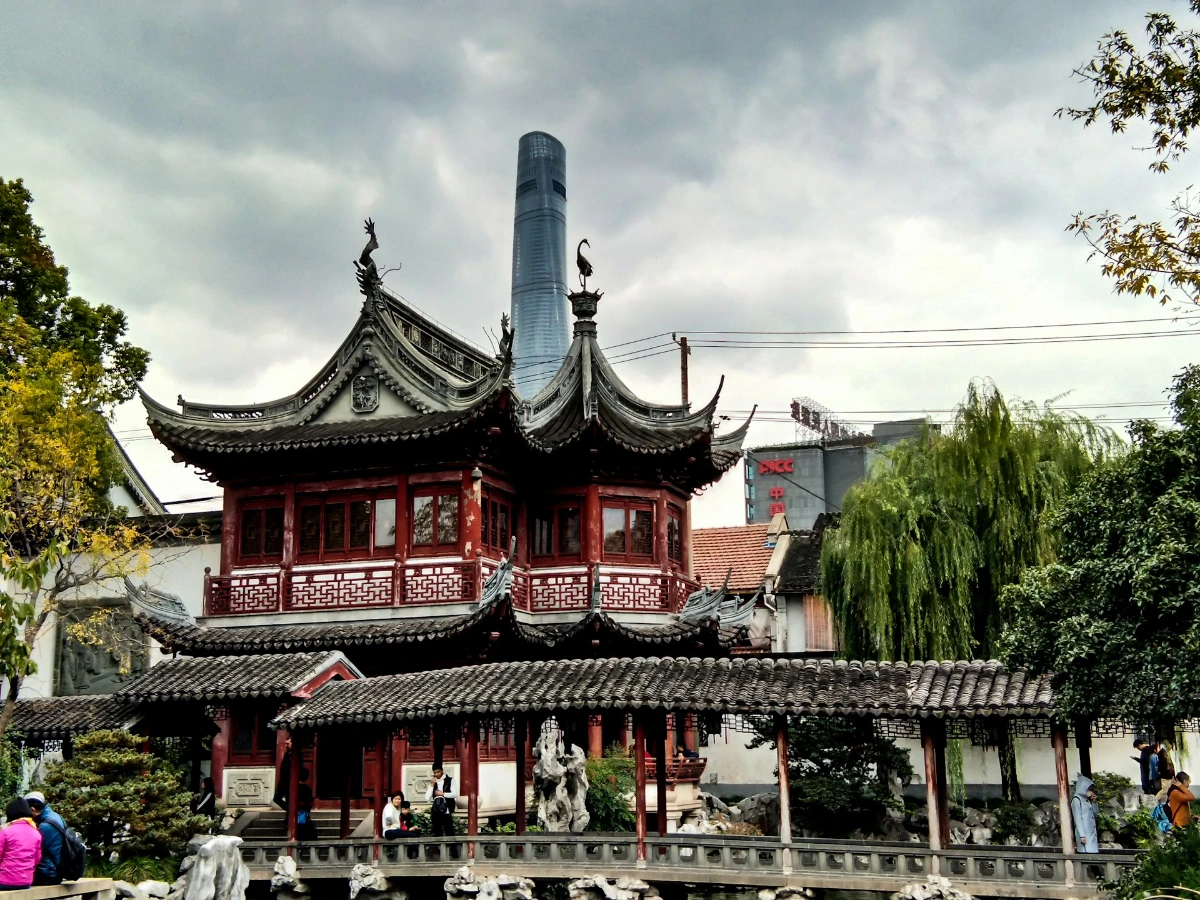 Wander the Yu Garden and Yu Garden Bazaar in Shanghai