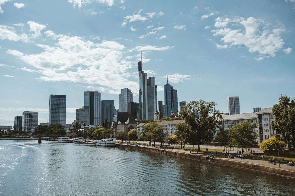 Wander the Museumsufer (Museum Embankment) in Frankfurt
